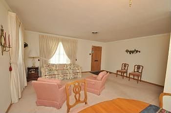 4th image of 937 Papworth Ave