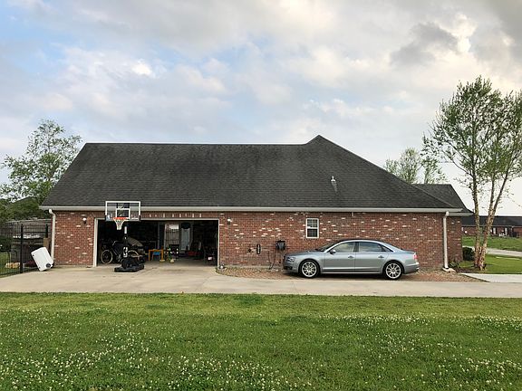 Large garage w walkin closet