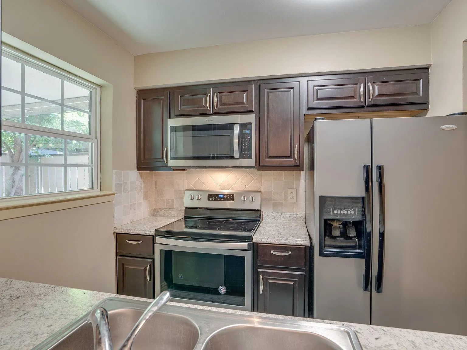 2 bed, 1.5 bath, 985 sqft, $1,600 — Photo 4