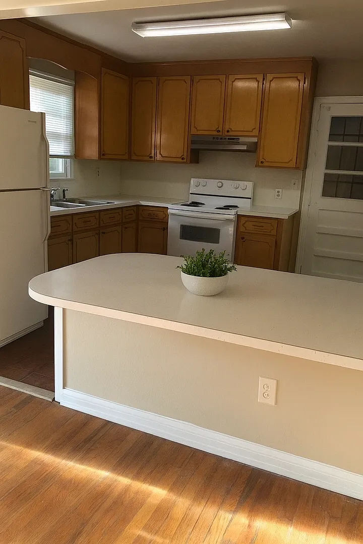 Stylish 2 Bedroom Walking Distance from FSU! Available Fall 2027 — Photo 2
