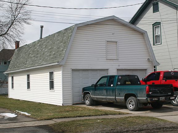 2 car garage w/back room