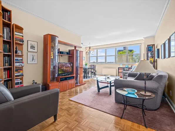 555 Kappock Street image 1 of 20