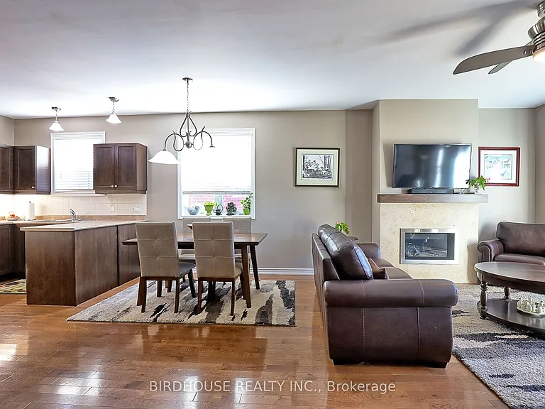 21 Ellis Cres — Photo 8