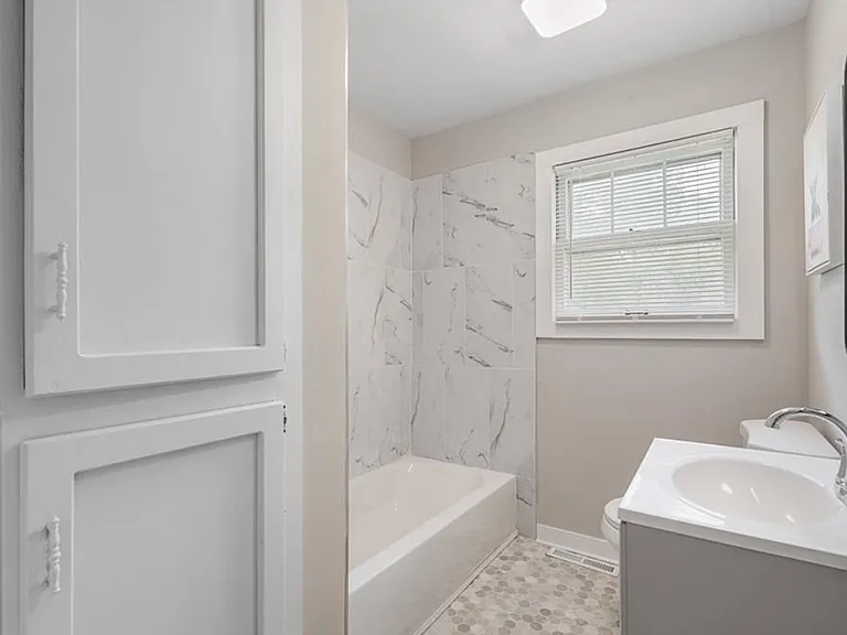 601 E Eisenhower Rd — Photo 4