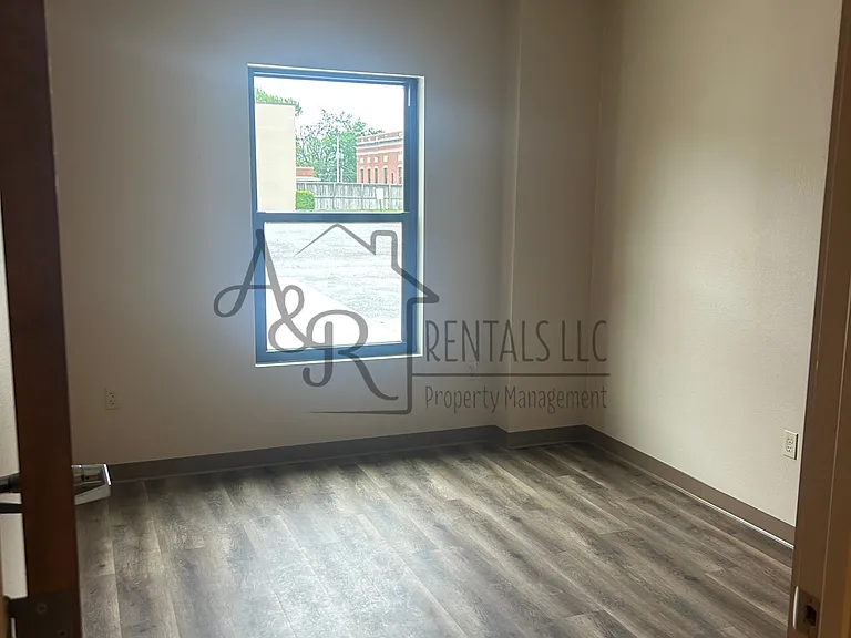 720 N Broadway St — Photo 2