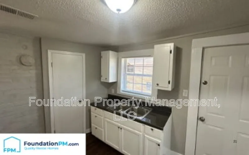 3 bed, 1.0 bath, 1056 sqft, $925 — Photo 3