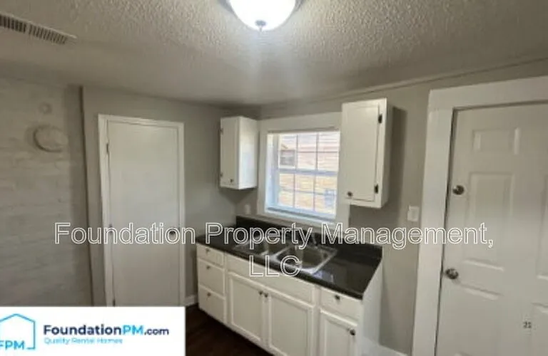 1596 Barton St — Photo 3