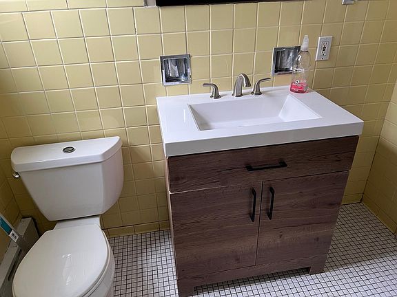 5th image of 947 Western Ave #1
