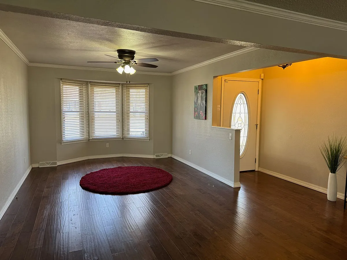 Building Photo - 1110 E Rosebrier St