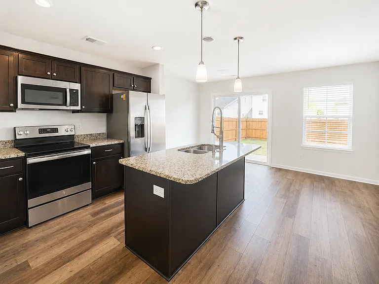 421 Eclipse Ln — Photo 3