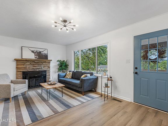 3rd image of 208 Meadowview Dr