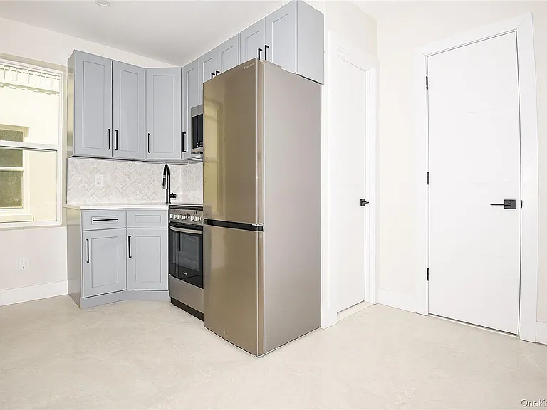 315 West Broadway — Photo 42