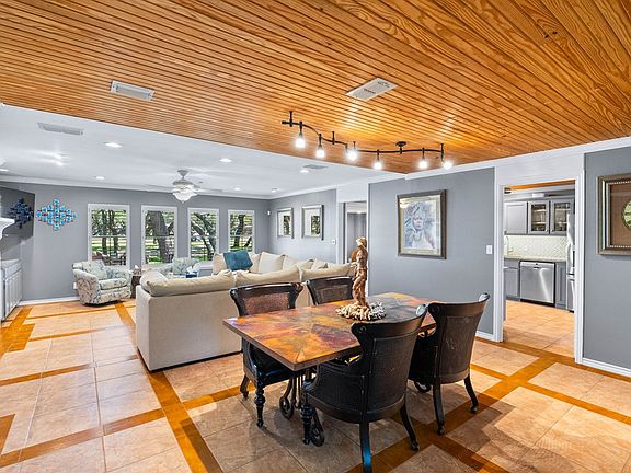3rd image of 406 Fairway Oaks St