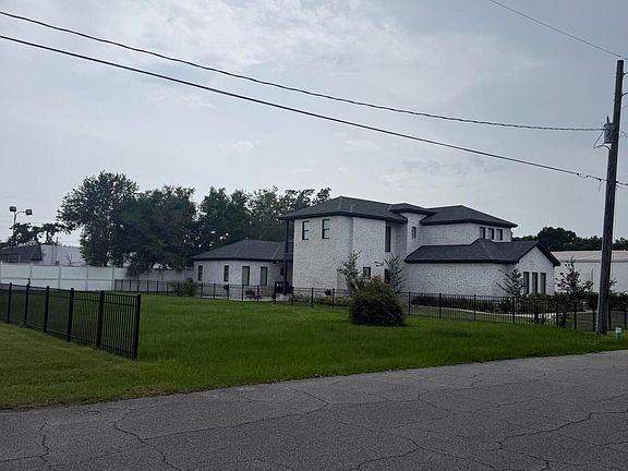 4th image of 806 Iberville Dr