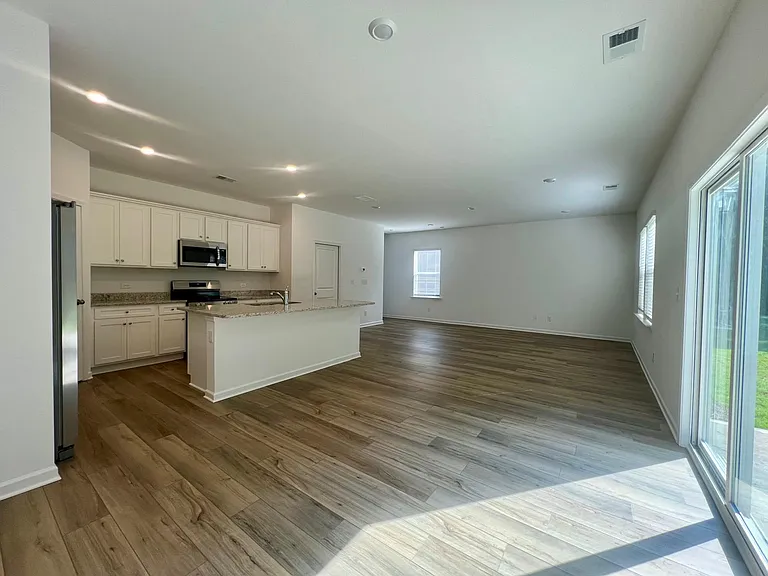 683 Evergreen Rd — Photo 2