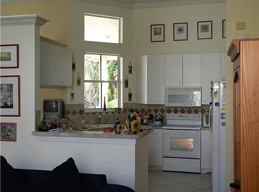 4th image of 898 Crestview Cir