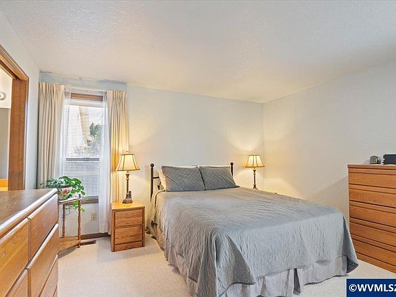 5th image of 1030 Morningside Dr SE