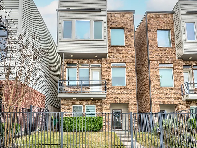 1907 Houston Ave — Photo 2