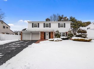 11 White Cliff Ln, Nesconset, NY 11767