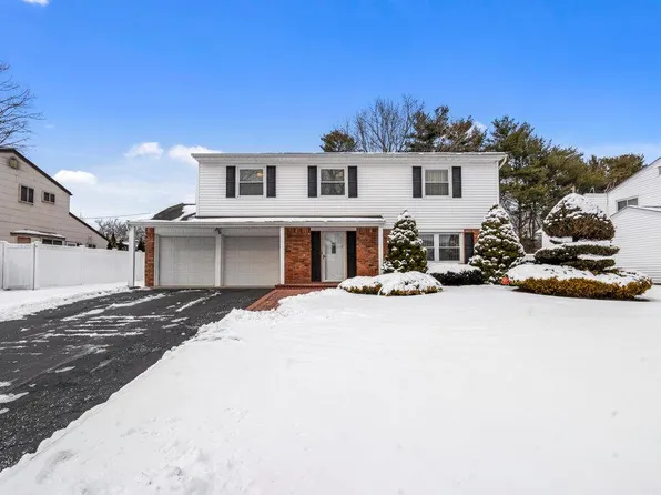 11 White Cliff Lane, Nesconset, NY 11767