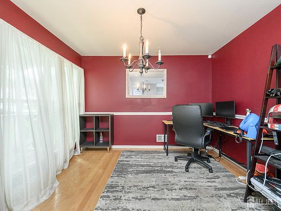4th image of 21 Bailly Dr