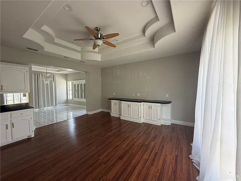 512 E Redbud Ave — Photo 2