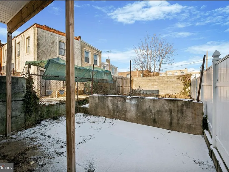 1043 W Russell St — Photo 6