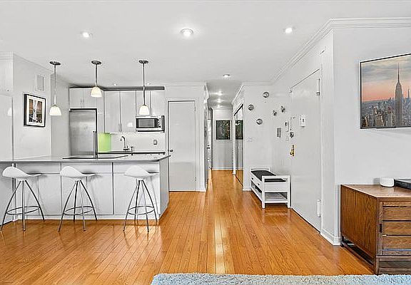 3rd image of 622 Washington St APT 1B