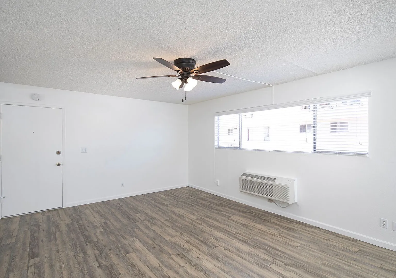 Palm Towers Apartments — Photo 3