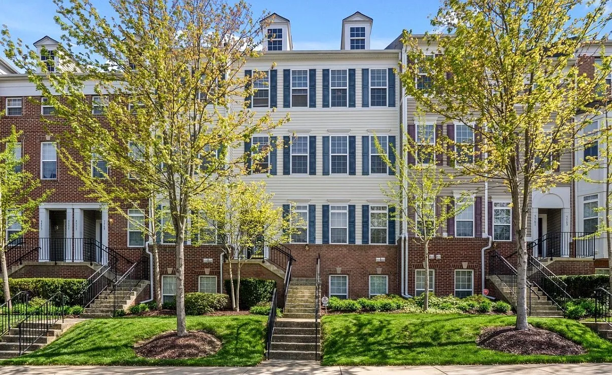 3 bed, 2.5 bath, 2091 sqft, $3,000 — Photo 1