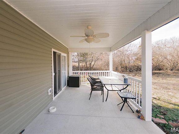 3rd image of 101 E Cedar Ln
