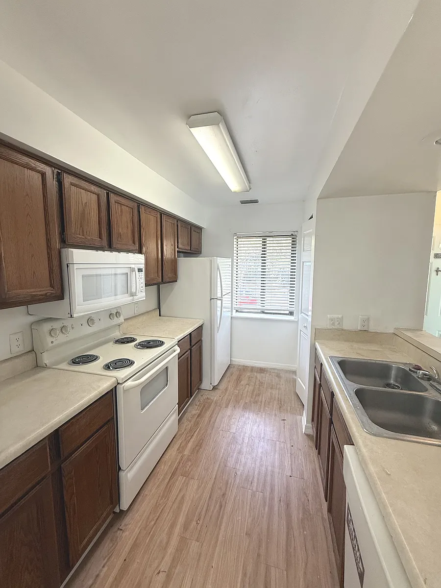 Building Photo - 232 Riverbend Dr #204