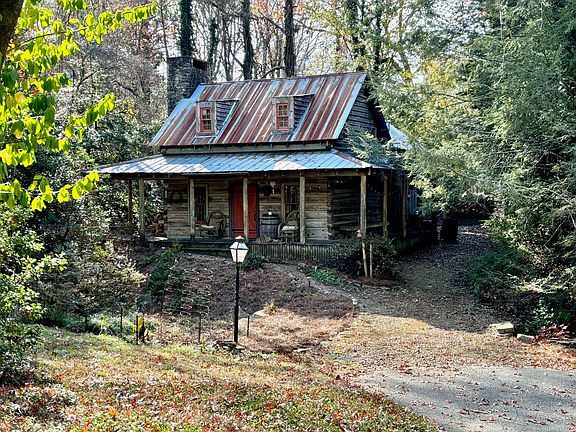 2nd image of 1110 Applewood Cir