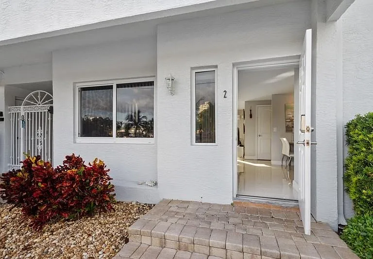 1705 N Riverside Dr #2 — Photo 44
