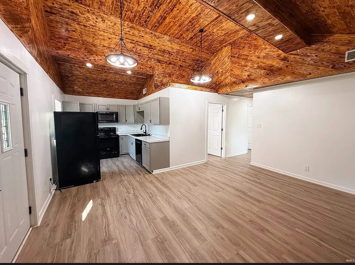 3 bed, 1120 sqft, $1,300 — Photo 2