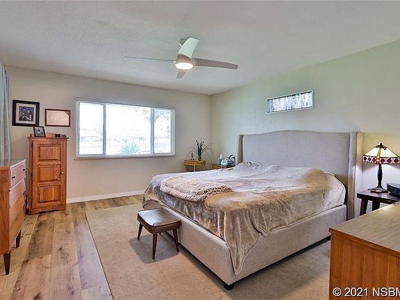 3rd image of 2 Lake Fairgreen Cir
