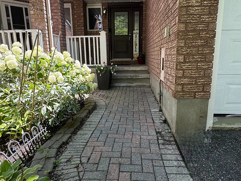 131 Markland Cres — Photo 1