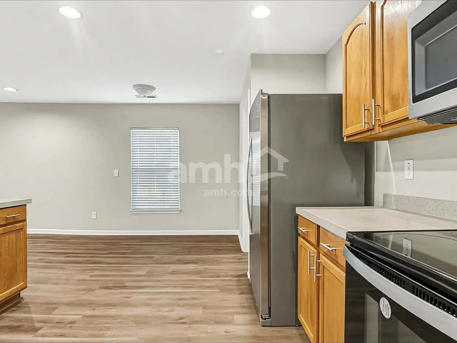 5 bed, 2.5 bath, 2590 sqft, $2,645 — Photo 3