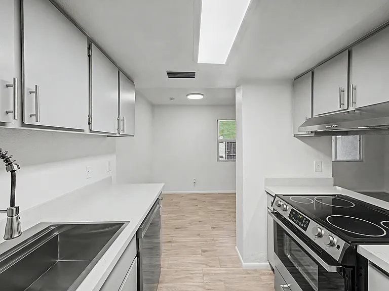 5984 N 48th Ave — Photo 13
