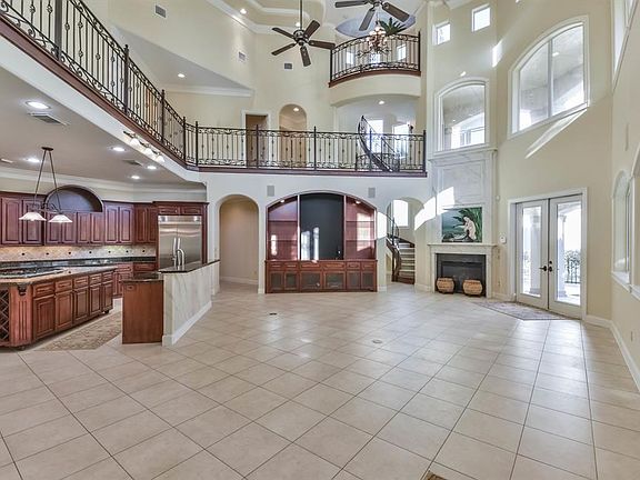 5th image of 530 Villa Dr