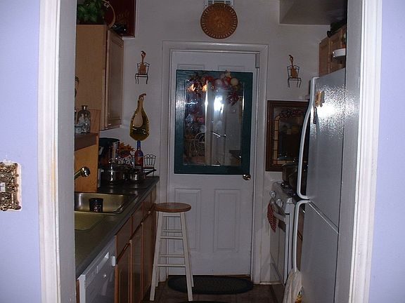 Kitchen/door to laundry rm