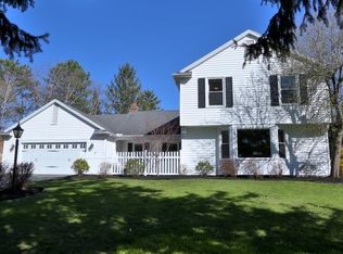 25 Oak Meadow Trl, Pittsford, NY 14534