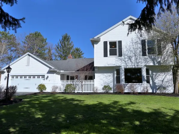 25 Oak Meadow Trl, Pittsford, NY 14534