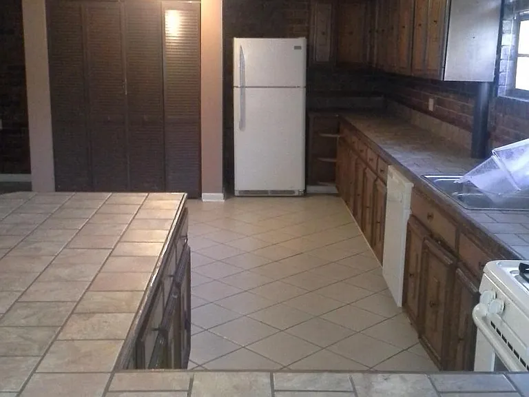 100 Myra St — Photo 1