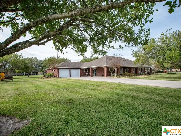 686 Saddlehorn Dr, Port Lavaca, TX 77979