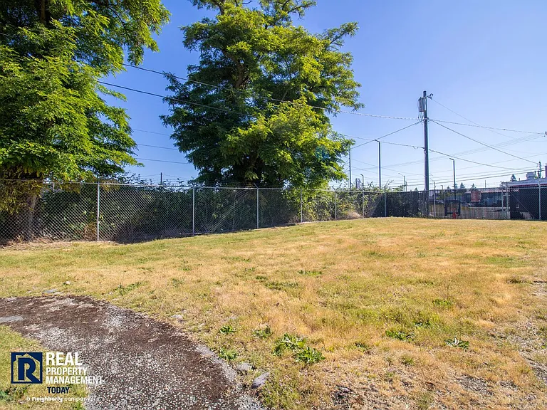 8420 1/2 S Tacoma Way — Photo 18