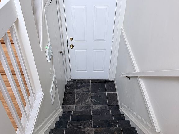 5th image of 118 S Georgetown Sq