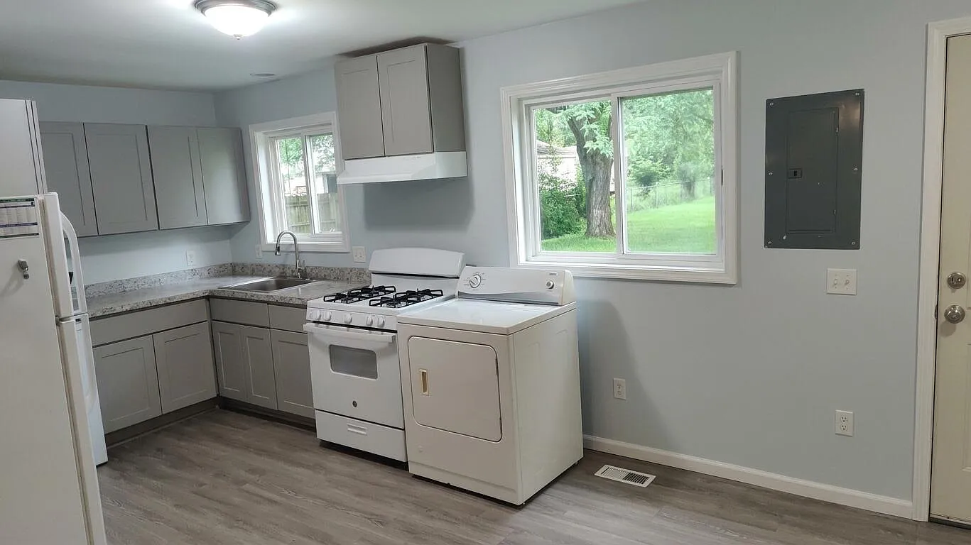 3 bed, 1.0 bath, 864 sqft, $1,700 — Photo 3