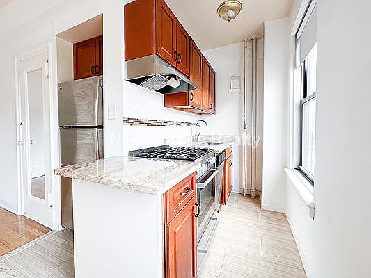 3rd image of 301 E 38th St APT 11B