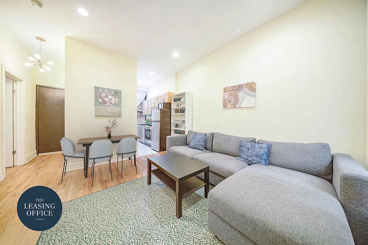 Building Photo - 534 W 47th St #1R